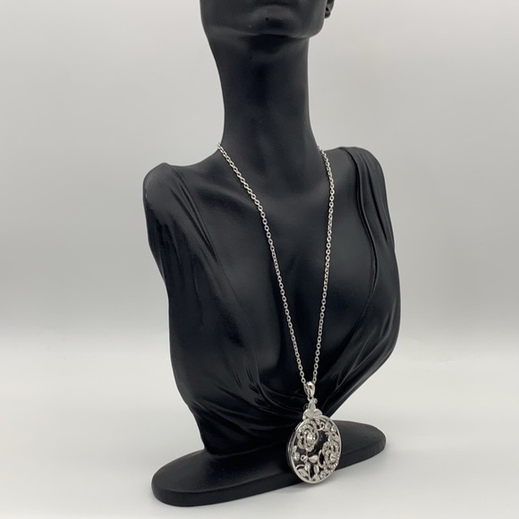 Vintage Elegant Silver Tone CZ Circle Floral Design Pendant Magnifier Necklace - Picture 2 of 11